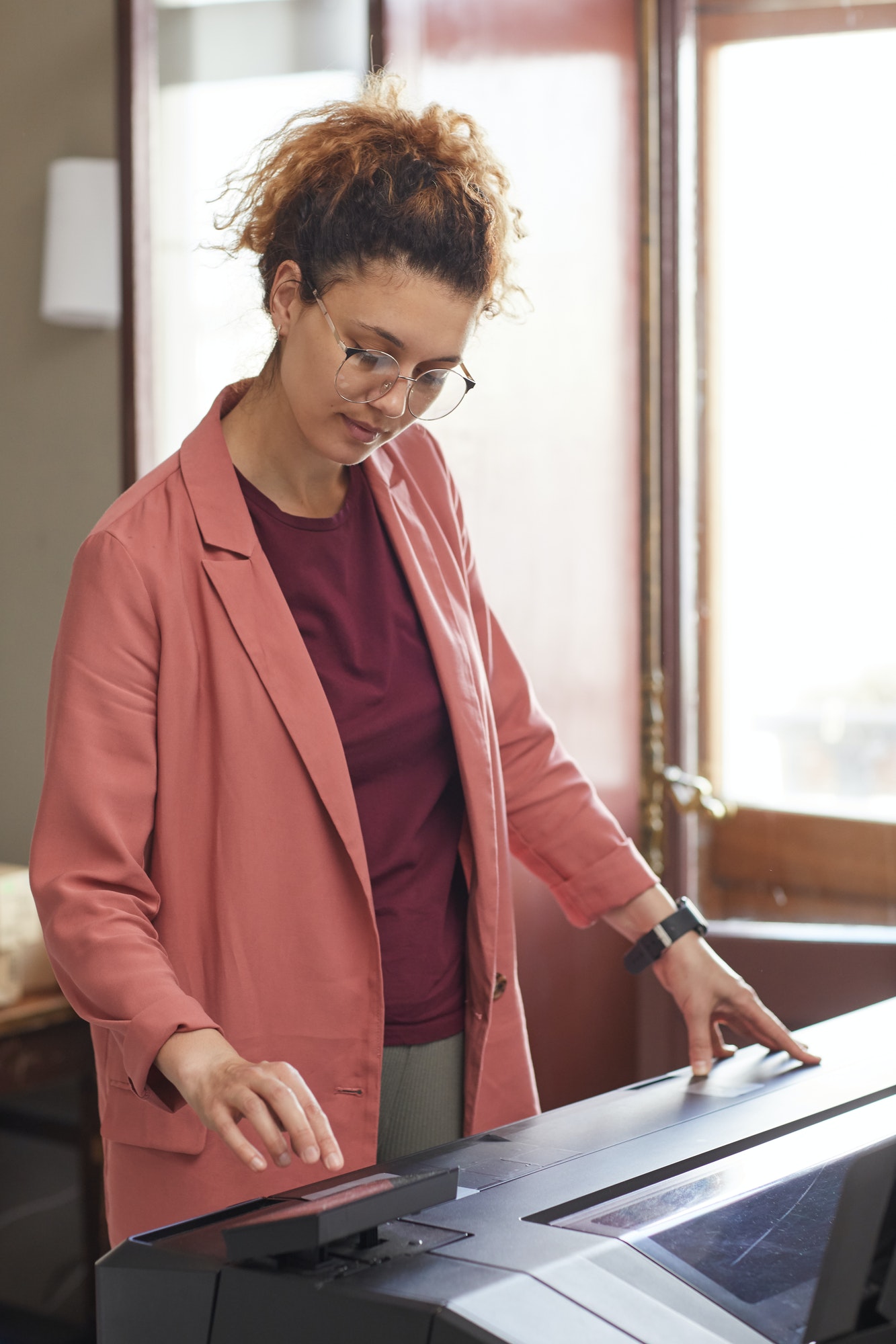 mujer trabajando en una máquina de impresión Castellón